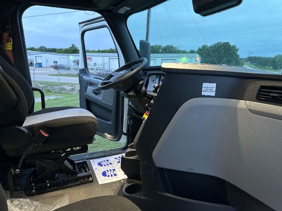 Sleeper Tractor-Heavy Duty Tractors-Freightliner-2021-T12664ST-Rockwall-TX-461,086\n\t\tmiles-$ 75,500 - Image 15