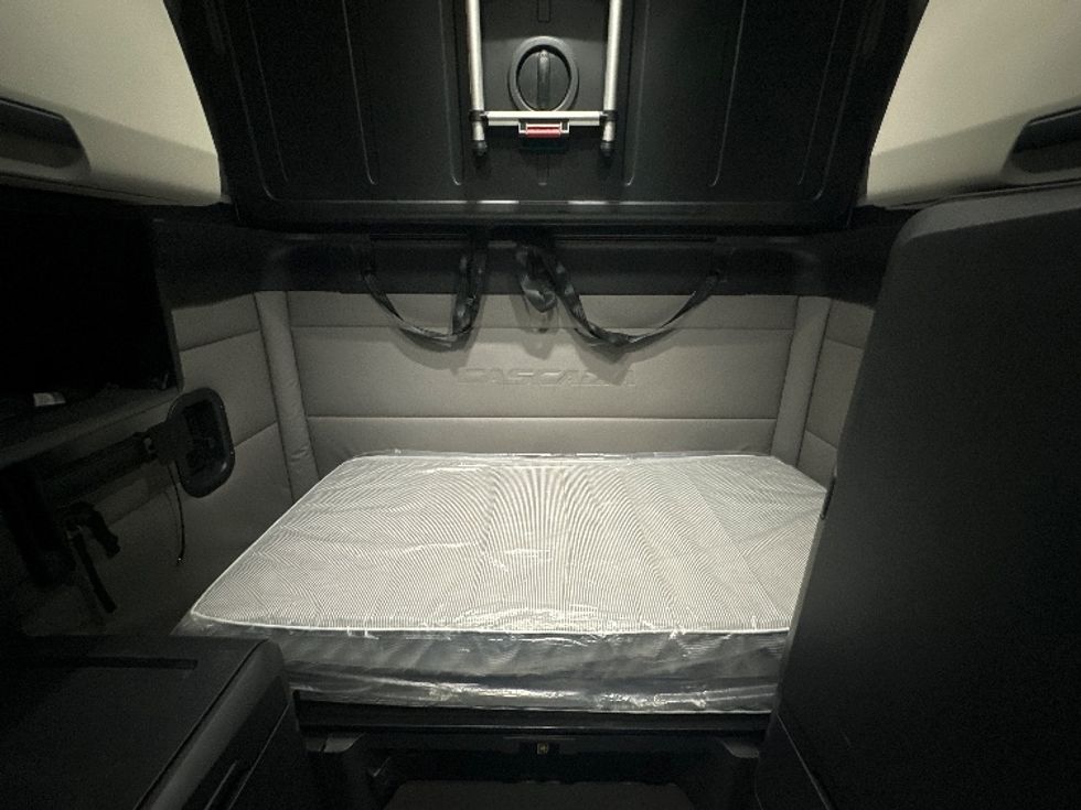 Sleeper Tractor-Heavy Duty Tractors-Freightliner-2021-T12664ST-Rockwall-TX-461,086\n\t\tmiles-$ 75,500 - Image 16