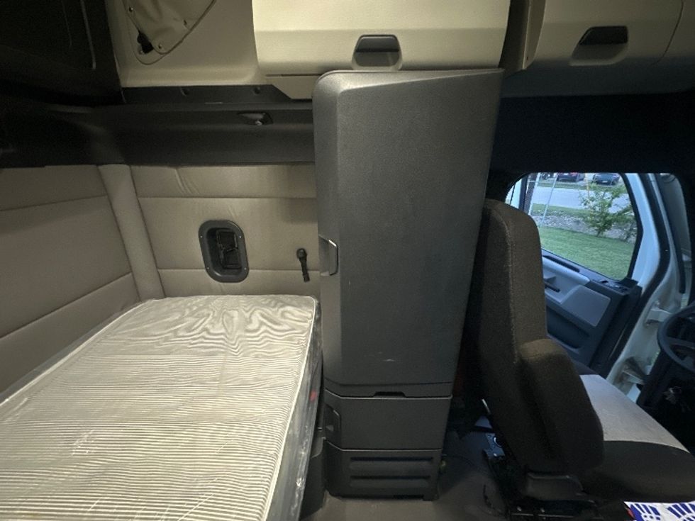 Sleeper Tractor-Heavy Duty Tractors-Freightliner-2021-T12664ST-Rockwall-TX-461,086\n\t\tmiles-$ 75,500 - Image 18