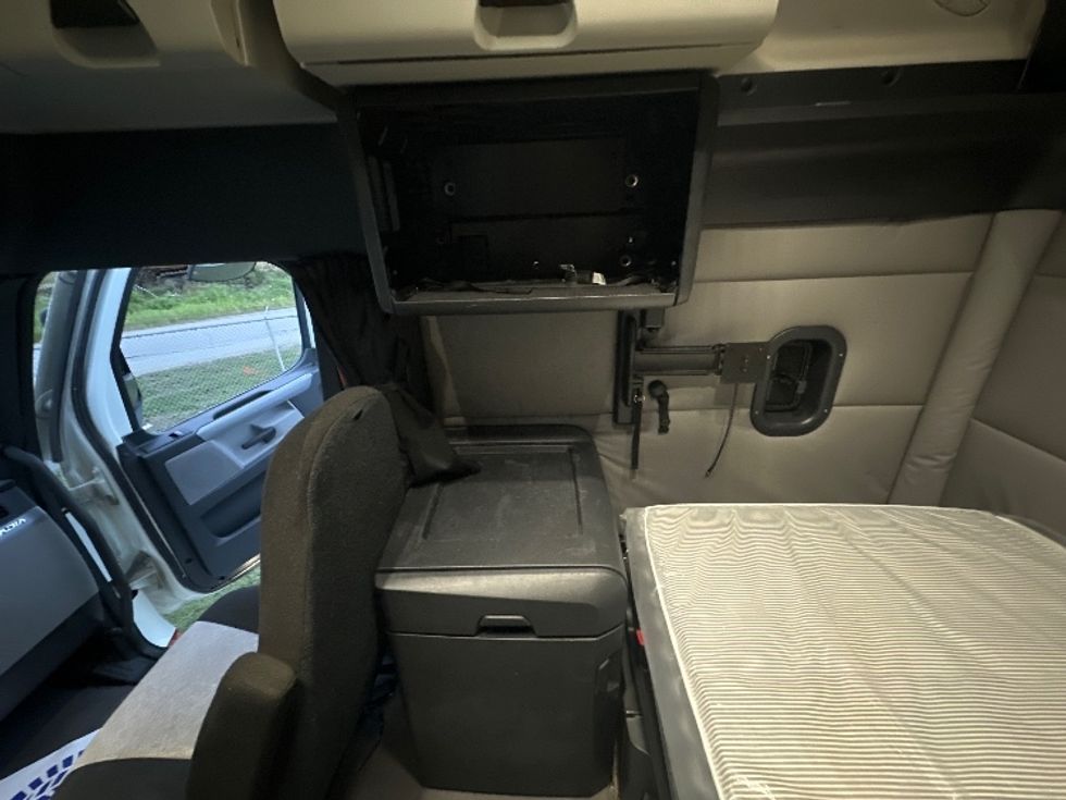 Sleeper Tractor-Heavy Duty Tractors-Freightliner-2021-T12664ST-Rockwall-TX-461,086\n\t\tmiles-$ 75,500 - Image 19