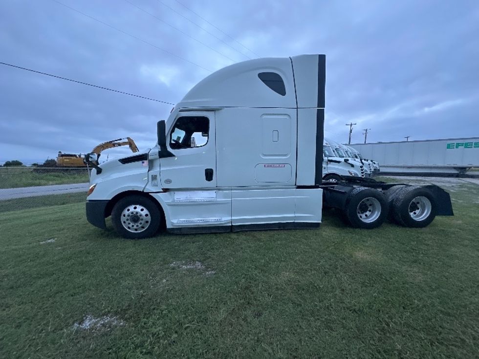 Sleeper Tractor-Heavy Duty Tractors-Freightliner-2021-T12664ST-Rockwall-TX-461,086\n\t\tmiles-$ 75,500 - Image 4