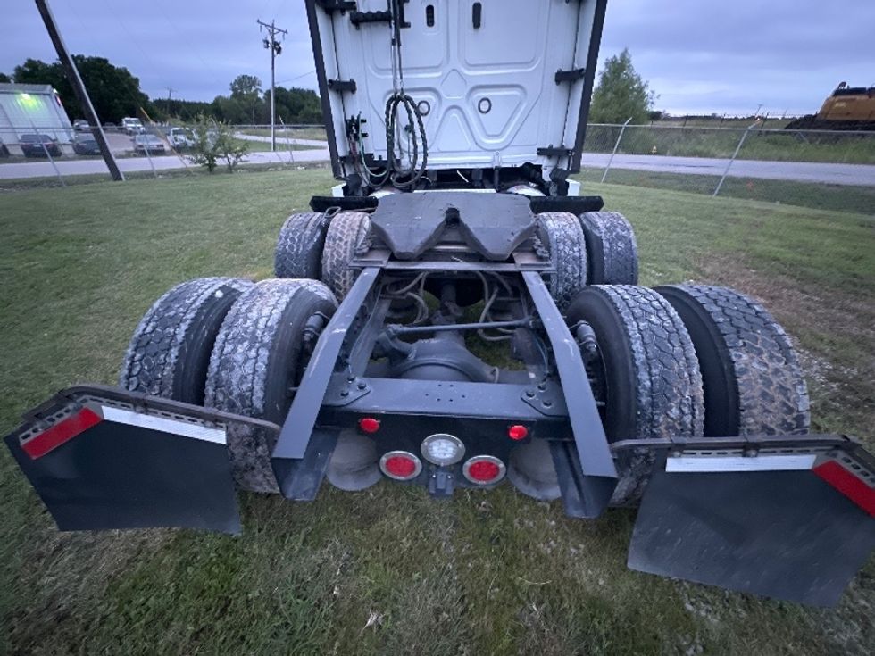 Sleeper Tractor-Heavy Duty Tractors-Freightliner-2021-T12664ST-Rockwall-TX-461,086\n\t\tmiles-$ 75,500 - Image 6
