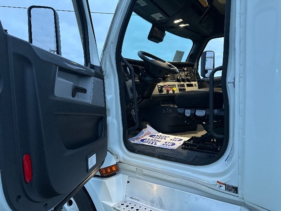 Sleeper Tractor-Heavy Duty Tractors-Freightliner-2021-T12664ST-Rockwall-TX-461,086\n\t\tmiles-$ 75,500 - Image 9