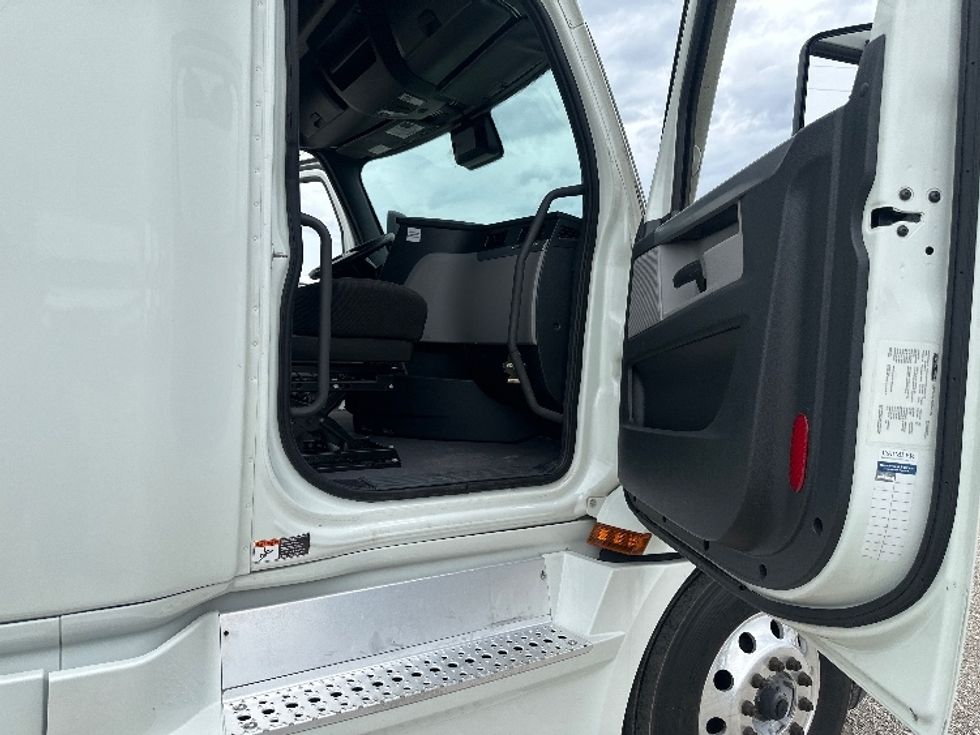 Sleeper Tractor-Heavy Duty Tractors-Freightliner-2021-T12664ST-Rockwall-TX-470,425\n\t\tmiles-$ 74,500 - Image 13