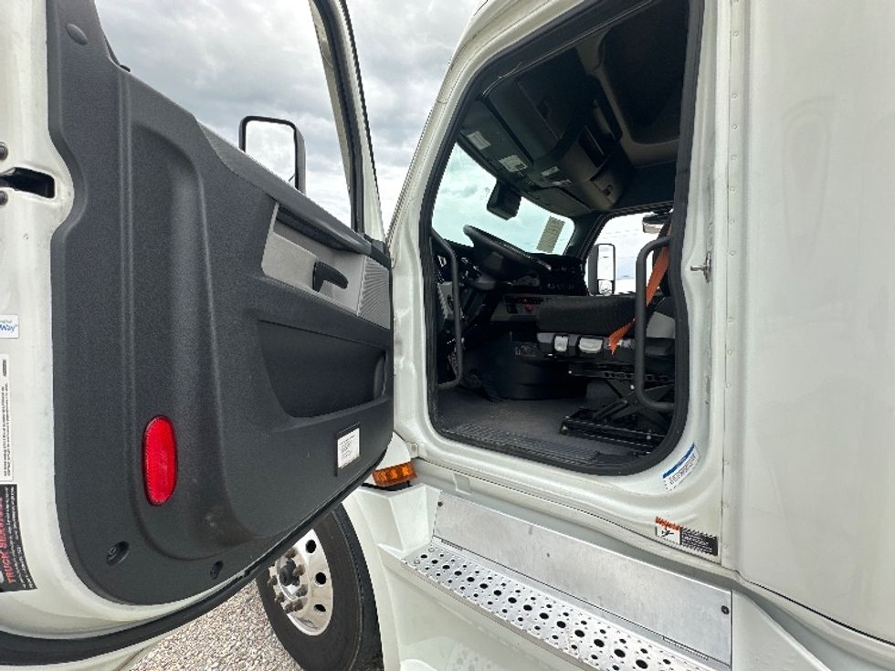 Sleeper Tractor-Heavy Duty Tractors-Freightliner-2021-T12664ST-Rockwall-TX-470,425\n\t\tmiles-$ 74,500 - Image 9