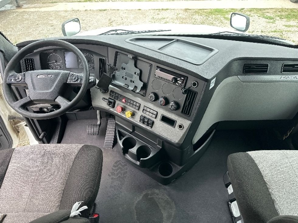 Sleeper Tractor-Heavy Duty Tractors-Freightliner-2021-T12664ST-Rockwall-TX-470,437\n\t\tmiles-$ 64,250 - Image 12