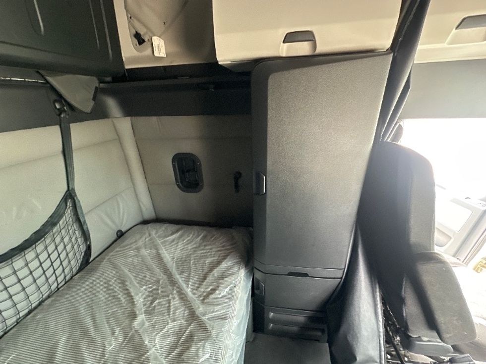 Sleeper Tractor-Heavy Duty Tractors-Freightliner-2021-T12664ST-Rockwall-TX-470,437\n\t\tmiles-$ 64,250 - Image 17