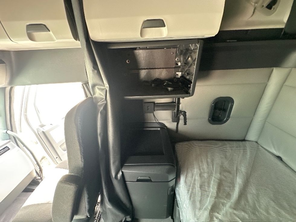 Sleeper Tractor-Heavy Duty Tractors-Freightliner-2021-T12664ST-Rockwall-TX-470,437\n\t\tmiles-$ 64,250 - Image 18