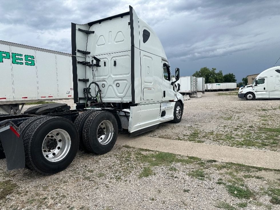 Sleeper Tractor-Heavy Duty Tractors-Freightliner-2021-T12664ST-Rockwall-TX-470,437\n\t\tmiles-$ 64,250 - Image 7