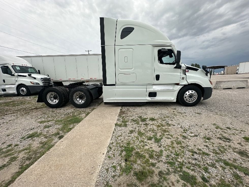 Sleeper Tractor-Heavy Duty Tractors-Freightliner-2021-T12664ST-Rockwall-TX-470,437\n\t\tmiles-$ 64,250 - Image 8