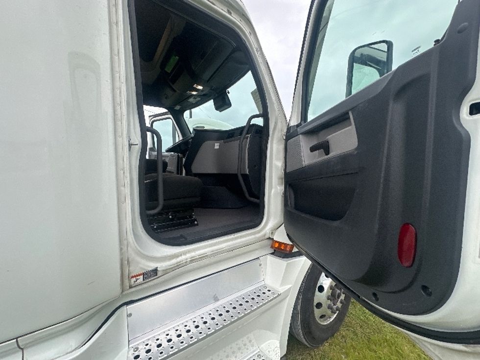 Sleeper Tractor-Heavy Duty Tractors-Freightliner-2021-T12664ST-Rockwall-TX-493,643\n\t\tmiles-$ 72,500 - Image 13