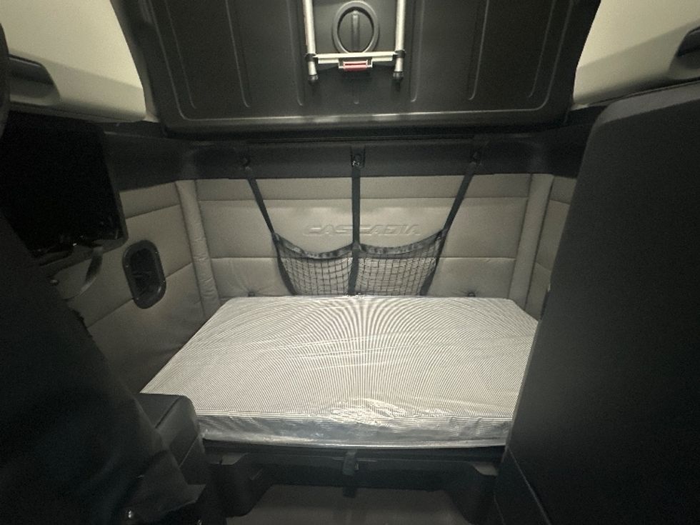 Sleeper Tractor-Heavy Duty Tractors-Freightliner-2021-T12664ST-Rockwall-TX-493,643\n\t\tmiles-$ 72,500 - Image 16