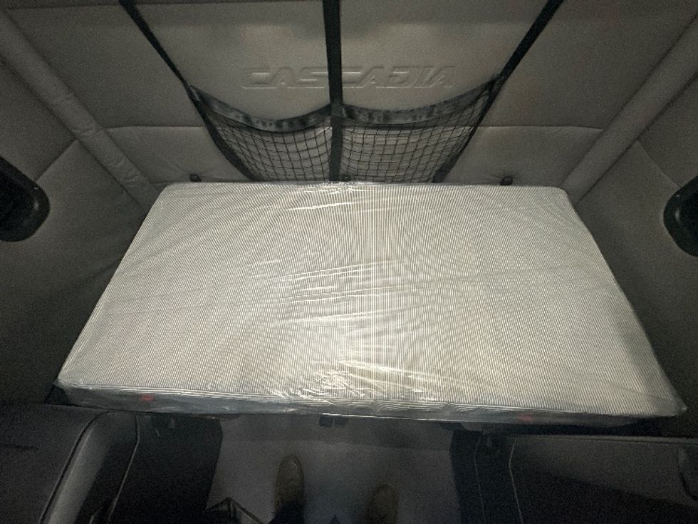 Sleeper Tractor-Heavy Duty Tractors-Freightliner-2021-T12664ST-Rockwall-TX-493,643\n\t\tmiles-$ 72,500 - Image 17