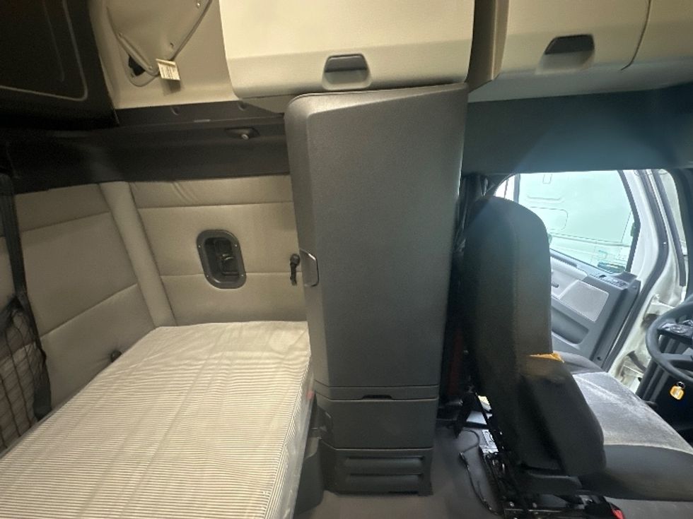 Sleeper Tractor-Heavy Duty Tractors-Freightliner-2021-T12664ST-Rockwall-TX-493,643\n\t\tmiles-$ 72,500 - Image 18