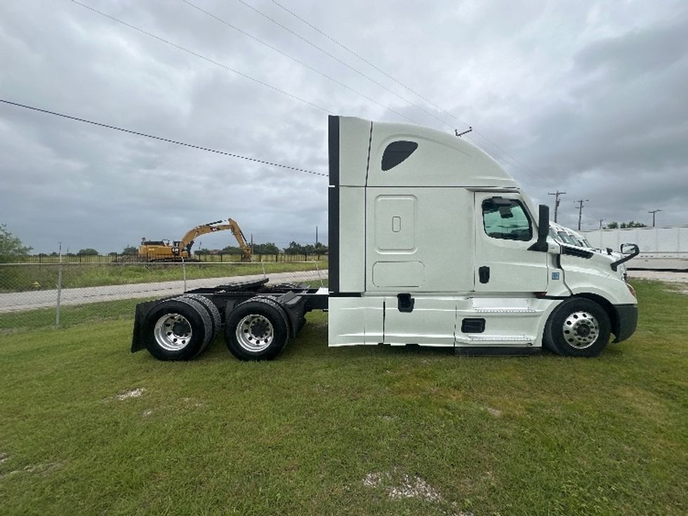 Sleeper Tractor-Heavy Duty Tractors-Freightliner-2021-T12664ST-Rockwall-TX-493,643\n\t\tmiles-$ 72,500 - Image 8