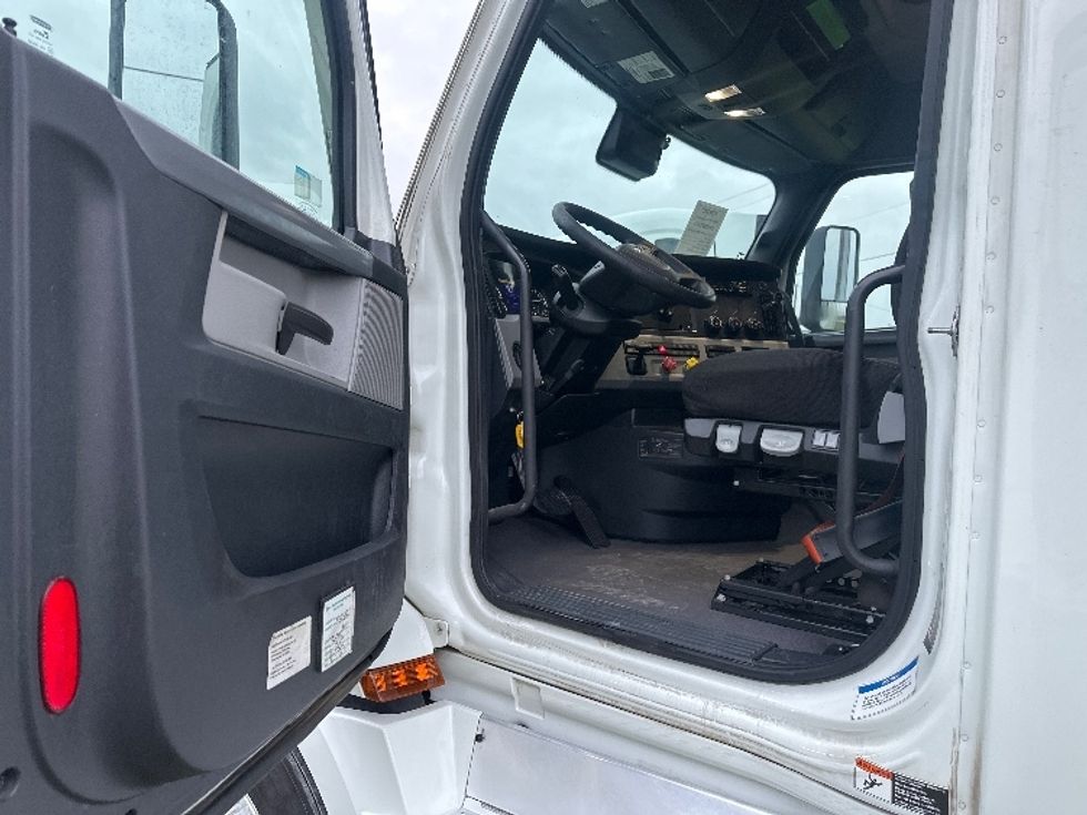 Sleeper Tractor-Heavy Duty Tractors-Freightliner-2021-T12664ST-Rockwall-TX-493,643\n\t\tmiles-$ 72,500 - Image 9
