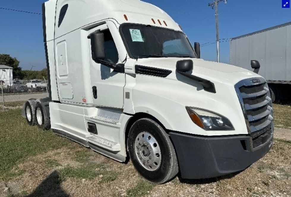 Sleeper Tractor-Heavy Duty Tractors-Freightliner-2021-T12664ST-Rockwall-TX-519,247\n\t\tmiles-$ 68,250 - Image 1