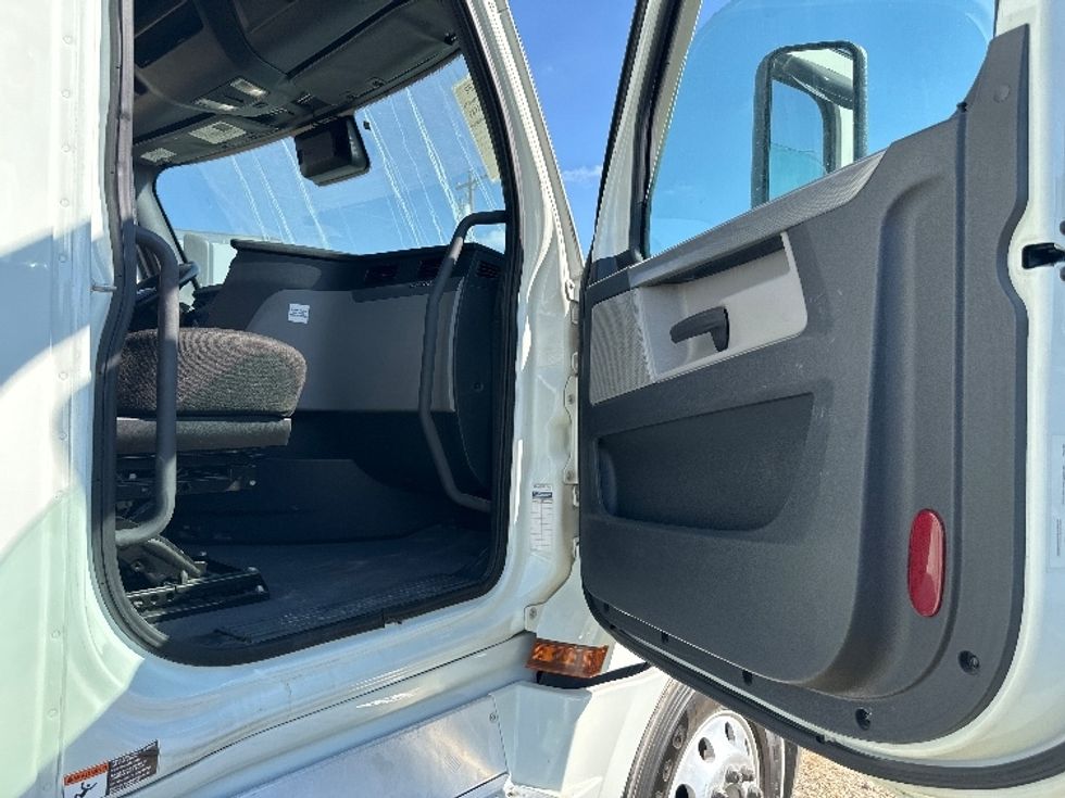 Sleeper Tractor-Heavy Duty Tractors-Freightliner-2021-T12664ST-Rockwall-TX-519,247\n\t\tmiles-$ 68,250 - Image 13