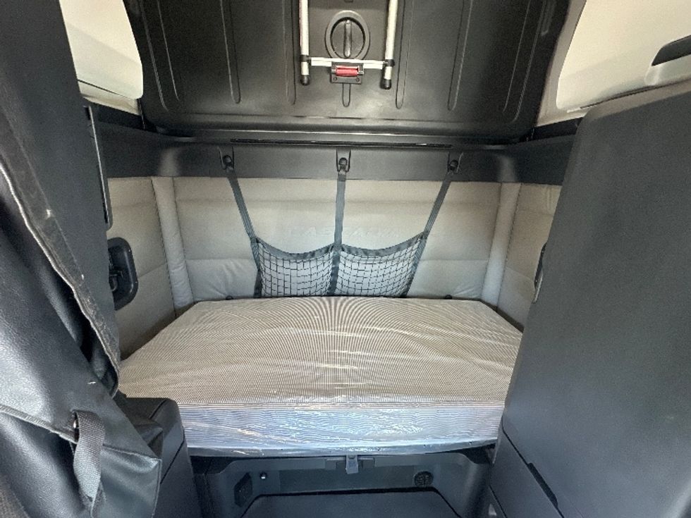 Sleeper Tractor-Heavy Duty Tractors-Freightliner-2021-T12664ST-Rockwall-TX-519,247\n\t\tmiles-$ 68,250 - Image 16