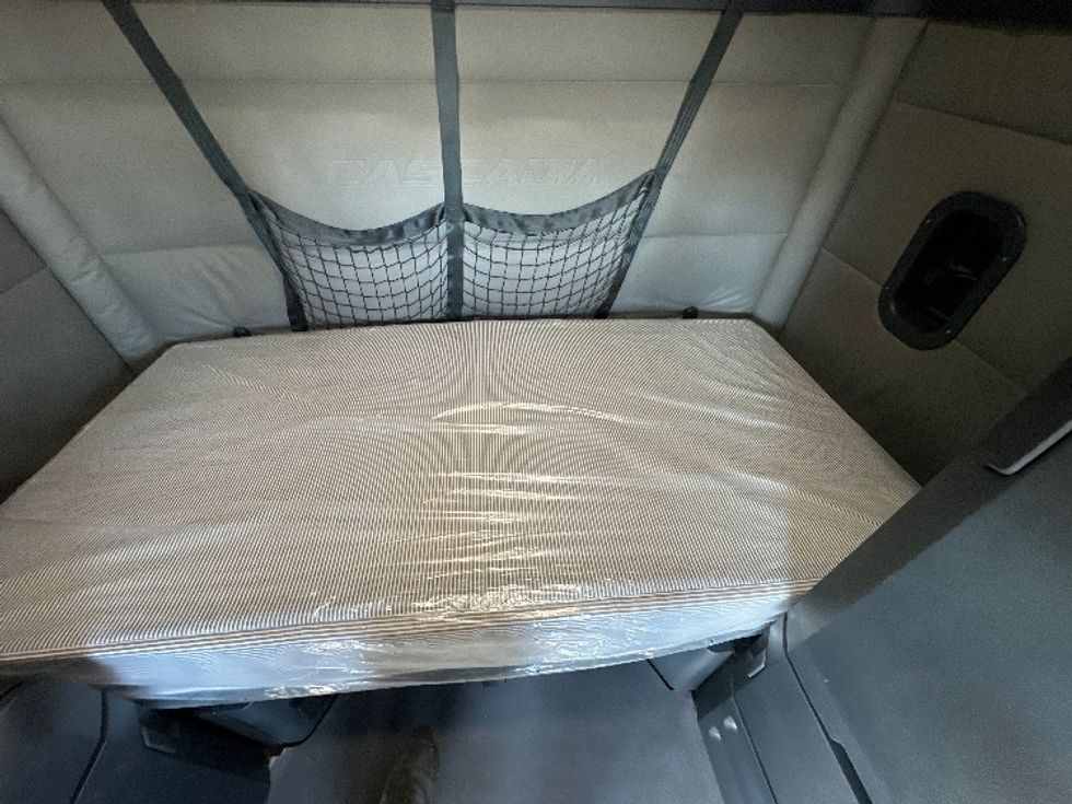 Sleeper Tractor-Heavy Duty Tractors-Freightliner-2021-T12664ST-Rockwall-TX-519,247\n\t\tmiles-$ 68,250 - Image 17