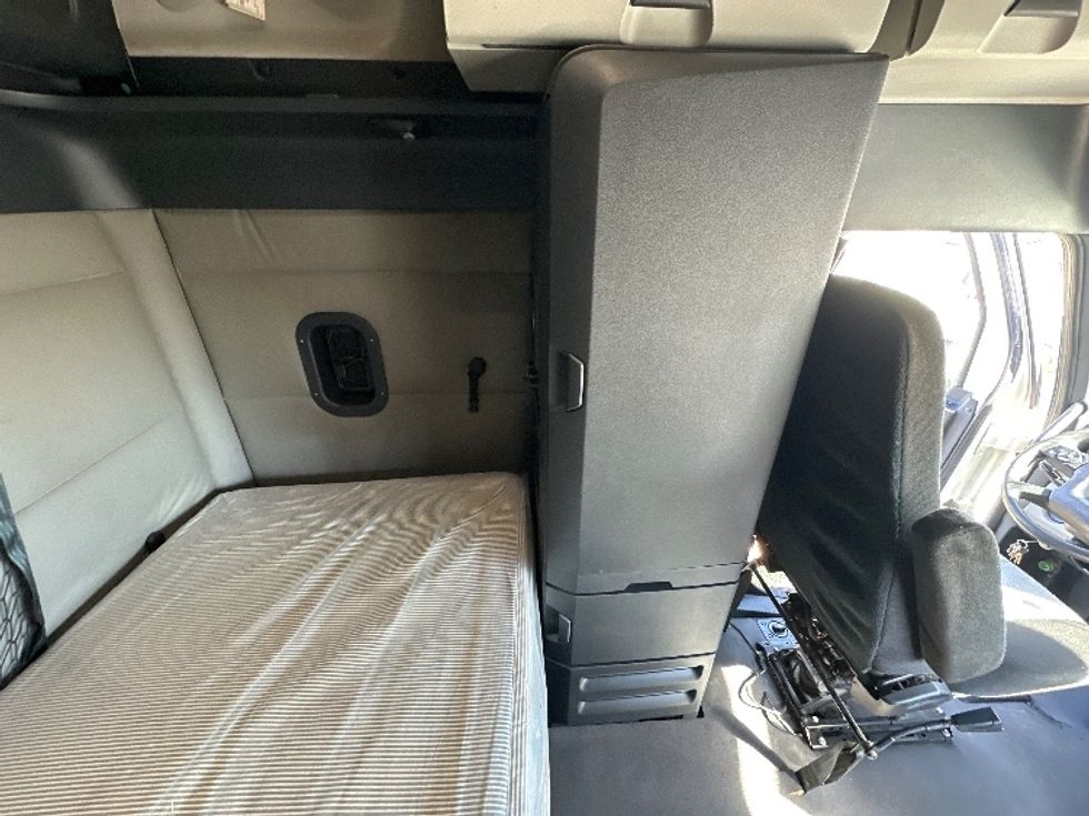 Sleeper Tractor-Heavy Duty Tractors-Freightliner-2021-T12664ST-Rockwall-TX-519,247\n\t\tmiles-$ 68,250 - Image 18