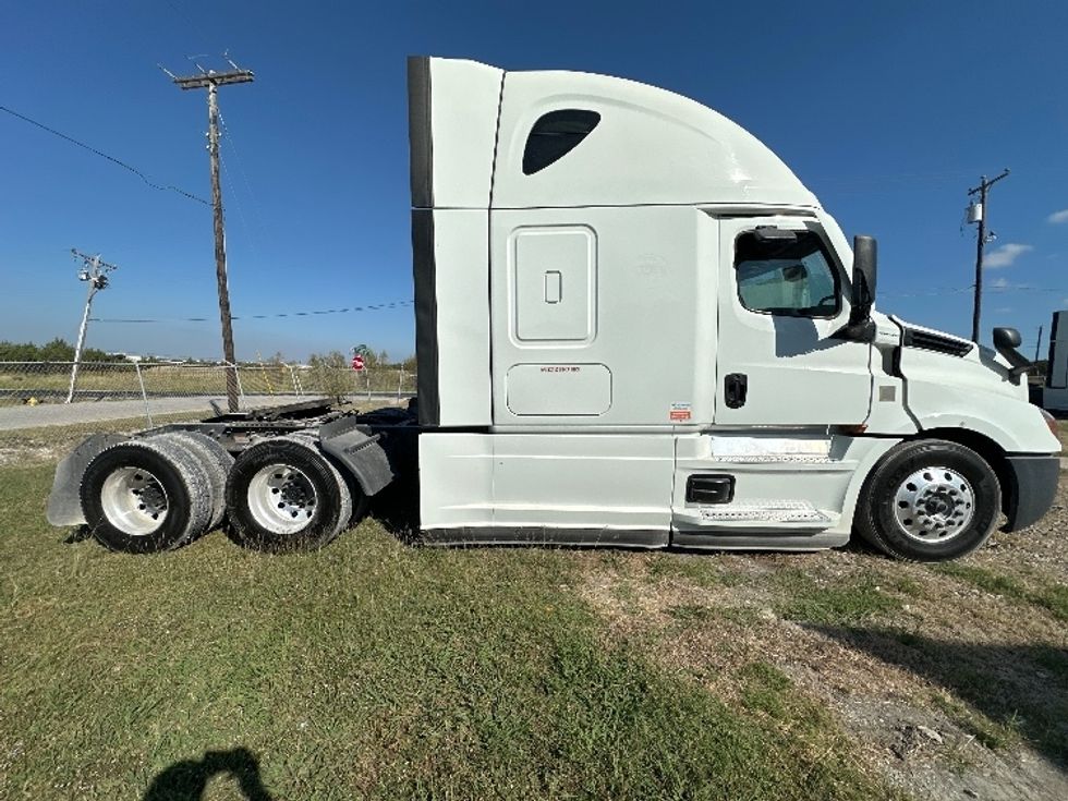 Sleeper Tractor-Heavy Duty Tractors-Freightliner-2021-T12664ST-Rockwall-TX-519,247\n\t\tmiles-$ 68,250 - Image 8