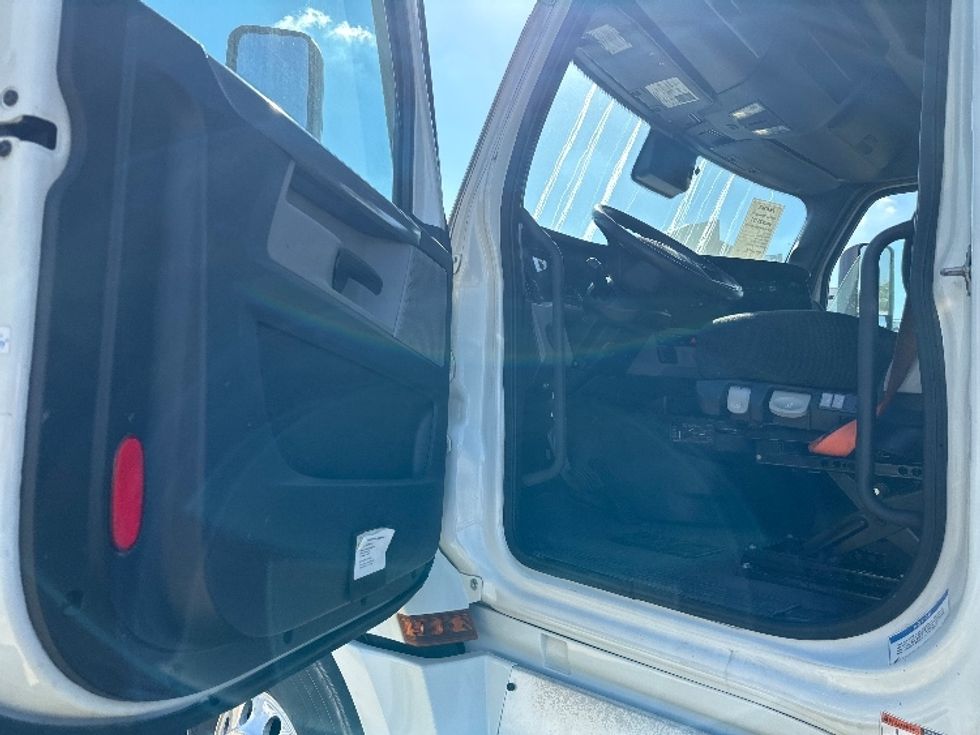 Sleeper Tractor-Heavy Duty Tractors-Freightliner-2021-T12664ST-Rockwall-TX-519,247\n\t\tmiles-$ 68,250 - Image 9