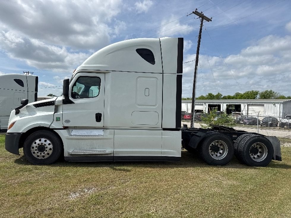 Sleeper Tractor-Heavy Duty Tractors-Freightliner-2021-T12664ST-Rockwall-TX-536,790\n\t\tmiles-$ 58,750 - Image 4