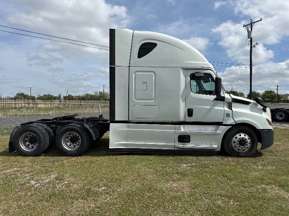 Sleeper Tractor-Heavy Duty Tractors-Freightliner-2021-T12664ST-Rockwall-TX-536,790\n\t\tmiles-$ 58,750 - Image 8