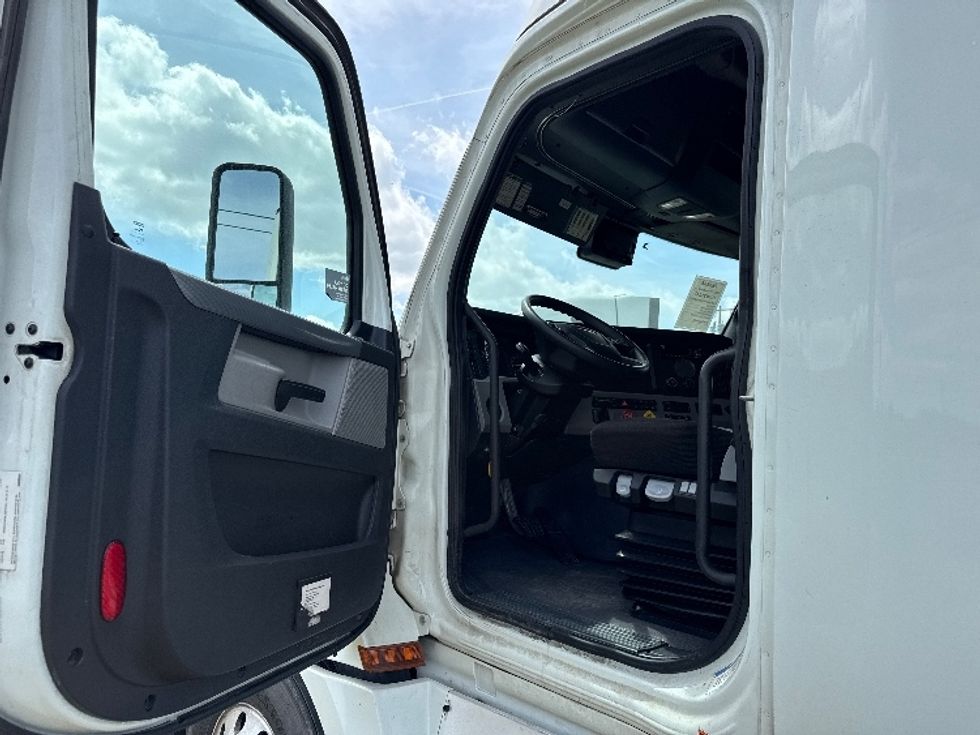 Sleeper Tractor-Heavy Duty Tractors-Freightliner-2021-T12664ST-Rockwall-TX-536,790\n\t\tmiles-$ 58,750 - Image 9