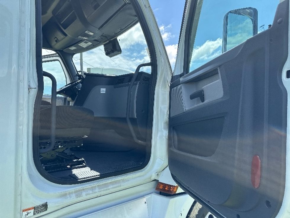 Sleeper Tractor-Heavy Duty Tractors-Freightliner-2021-T12664ST-Rockwall-TX-539,821\n\t\tmiles-$ 68,500 - Image 13