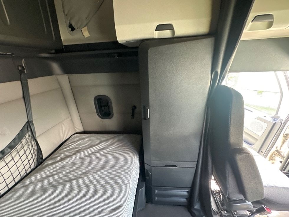 Sleeper Tractor-Heavy Duty Tractors-Freightliner-2021-T12664ST-Rockwall-TX-539,821\n\t\tmiles-$ 68,500 - Image 18