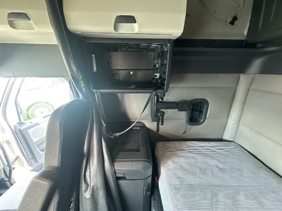 Sleeper Tractor-Heavy Duty Tractors-Freightliner-2021-T12664ST-Rockwall-TX-539,821\n\t\tmiles-$ 68,500 - Image 19