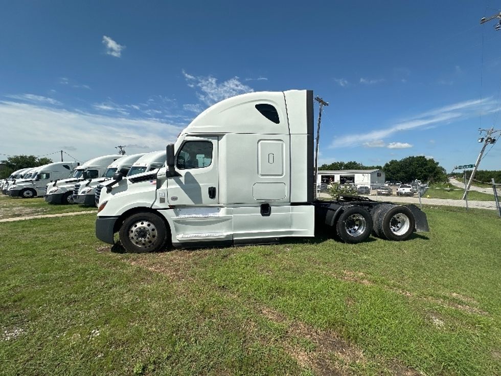 Sleeper Tractor-Heavy Duty Tractors-Freightliner-2021-T12664ST-Rockwall-TX-539,821\n\t\tmiles-$ 68,500 - Image 4