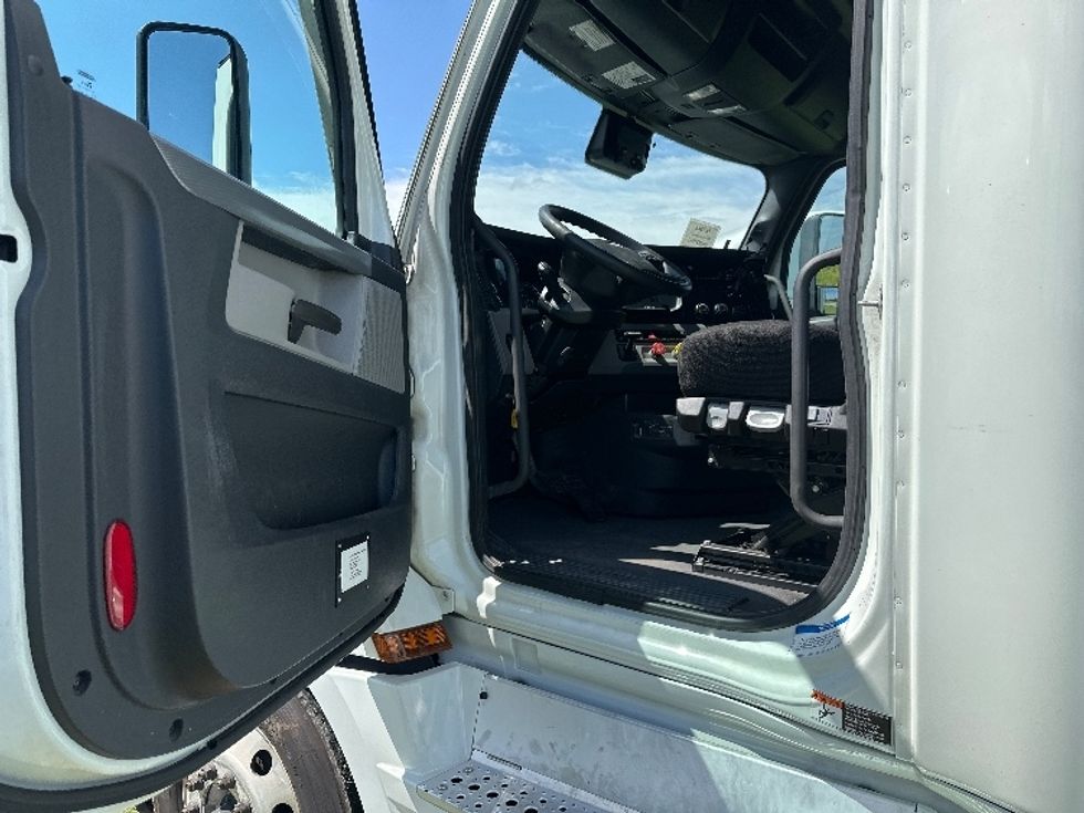 Sleeper Tractor-Heavy Duty Tractors-Freightliner-2021-T12664ST-Rockwall-TX-539,821\n\t\tmiles-$ 68,500 - Image 9