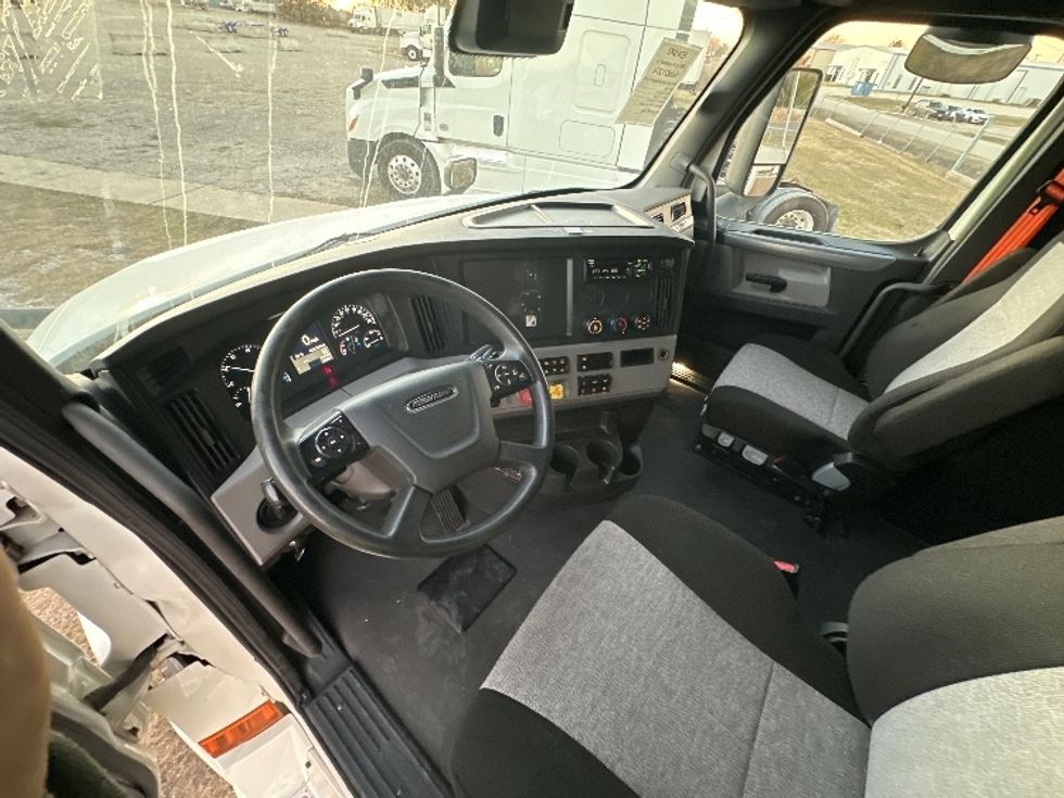 Sleeper Tractor-Heavy Duty Tractors-Freightliner-2021-T12664ST-Rockwall-TX-612,345\n\t\tmiles-$ 55,500 - Image 10