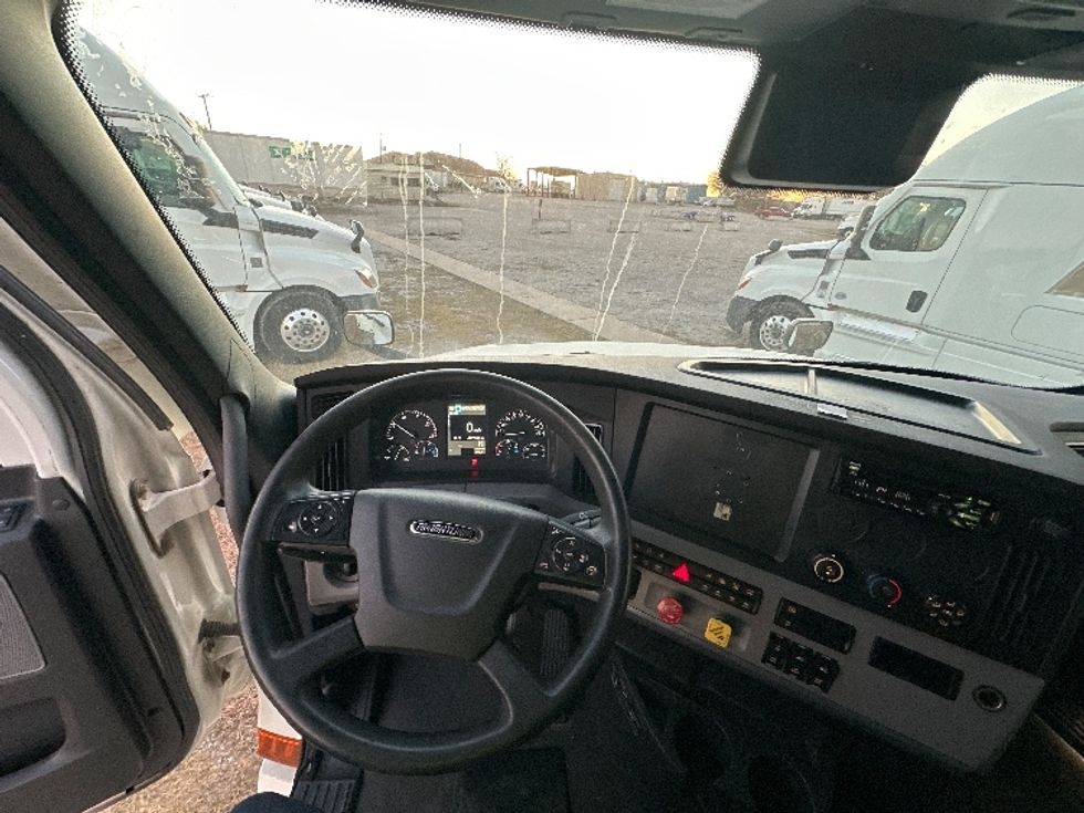 Sleeper Tractor-Heavy Duty Tractors-Freightliner-2021-T12664ST-Rockwall-TX-612,345\n\t\tmiles-$ 55,500 - Image 11