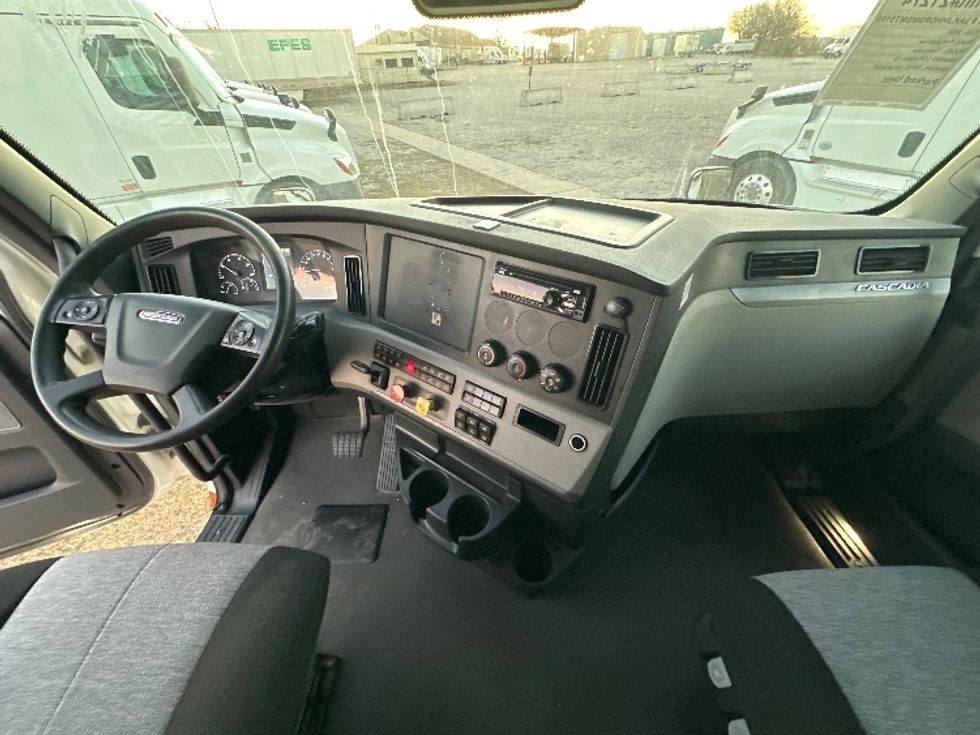 Sleeper Tractor-Heavy Duty Tractors-Freightliner-2021-T12664ST-Rockwall-TX-612,345\n\t\tmiles-$ 55,500 - Image 12