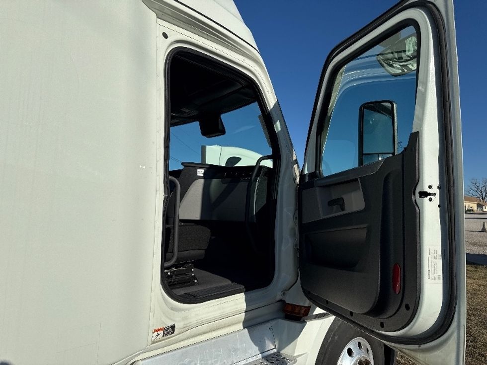 Sleeper Tractor-Heavy Duty Tractors-Freightliner-2021-T12664ST-Rockwall-TX-612,345\n\t\tmiles-$ 55,500 - Image 13