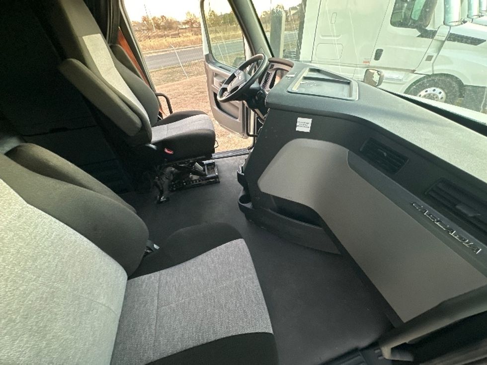 Sleeper Tractor-Heavy Duty Tractors-Freightliner-2021-T12664ST-Rockwall-TX-612,345\n\t\tmiles-$ 55,500 - Image 15