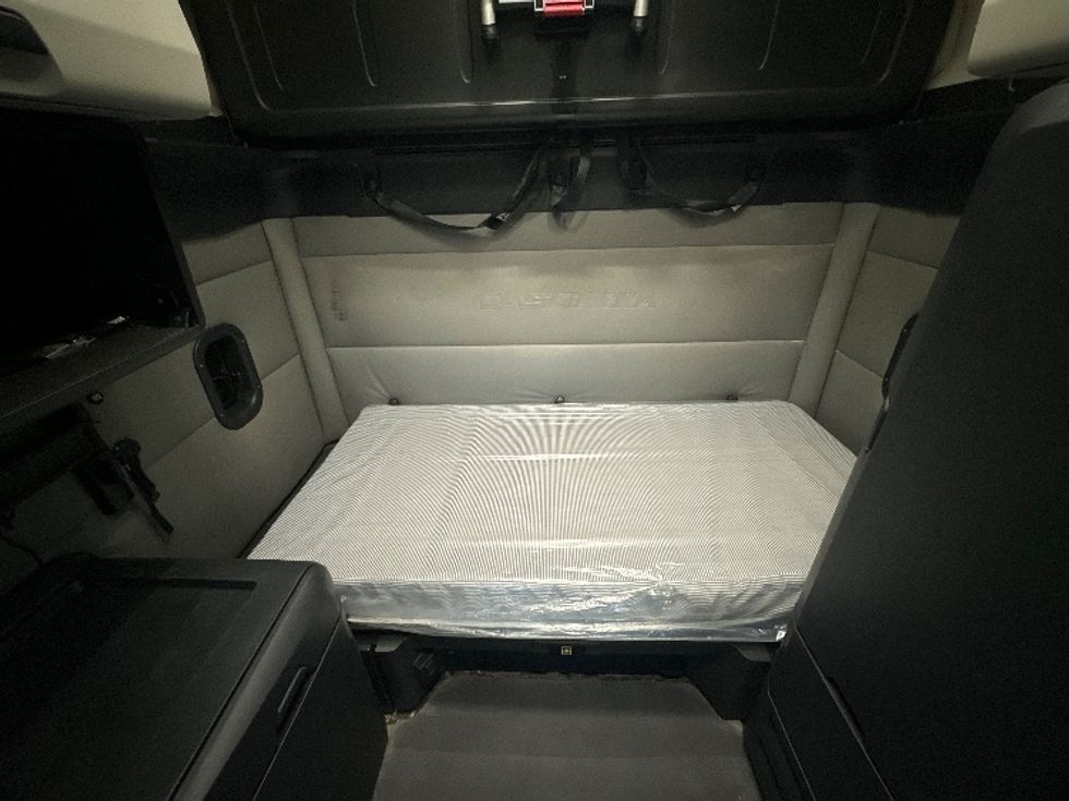 Sleeper Tractor-Heavy Duty Tractors-Freightliner-2021-T12664ST-Rockwall-TX-612,345\n\t\tmiles-$ 55,500 - Image 16