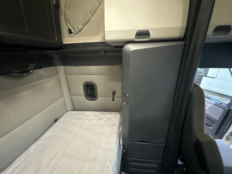 Sleeper Tractor-Heavy Duty Tractors-Freightliner-2021-T12664ST-Rockwall-TX-612,345\n\t\tmiles-$ 55,500 - Image 18