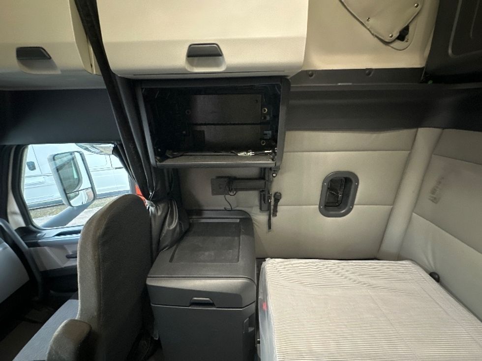 Sleeper Tractor-Heavy Duty Tractors-Freightliner-2021-T12664ST-Rockwall-TX-612,345\n\t\tmiles-$ 55,500 - Image 19