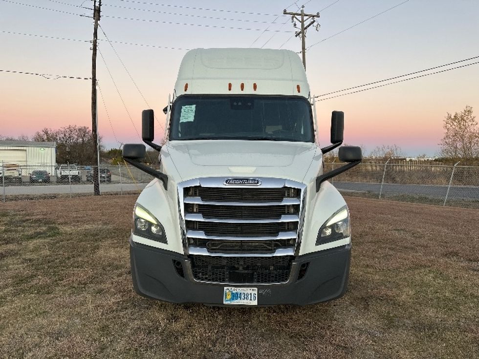 Sleeper Tractor-Heavy Duty Tractors-Freightliner-2021-T12664ST-Rockwall-TX-612,345\n\t\tmiles-$ 55,500 - Image 2