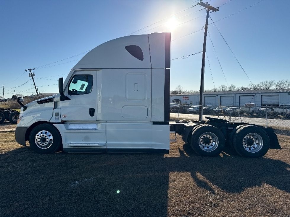 Sleeper Tractor-Heavy Duty Tractors-Freightliner-2021-T12664ST-Rockwall-TX-612,345\n\t\tmiles-$ 55,500 - Image 4