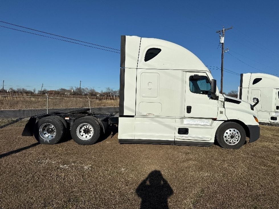 Sleeper Tractor-Heavy Duty Tractors-Freightliner-2021-T12664ST-Rockwall-TX-612,345\n\t\tmiles-$ 55,500 - Image 8