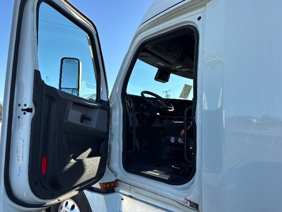 Sleeper Tractor-Heavy Duty Tractors-Freightliner-2021-T12664ST-Rockwall-TX-612,345\n\t\tmiles-$ 55,500 - Image 9