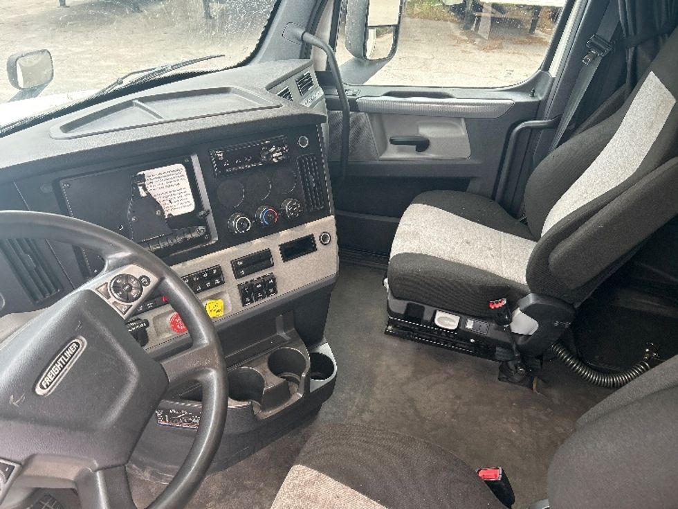 Sleeper Tractor-Heavy Duty Tractors-Freightliner-2021-T12664ST-Rocky Mount-NC-563,170\n\t\tmiles-$ 59,250 - Image 10