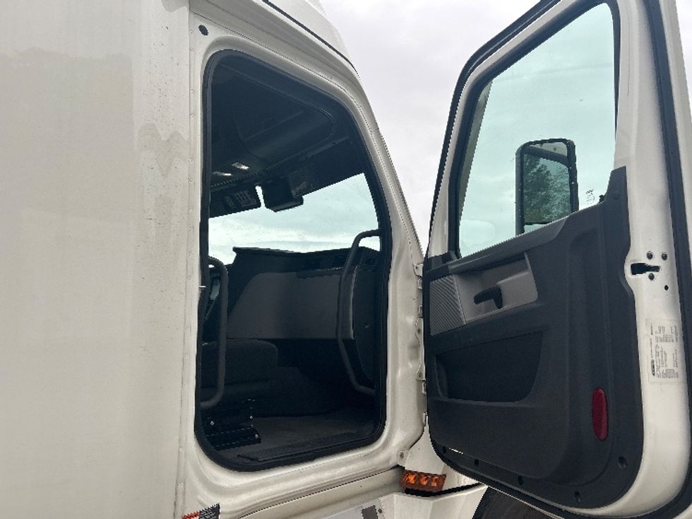 Sleeper Tractor-Heavy Duty Tractors-Freightliner-2021-T12664ST-Rocky Mount-NC-563,170\n\t\tmiles-$ 59,250 - Image 13