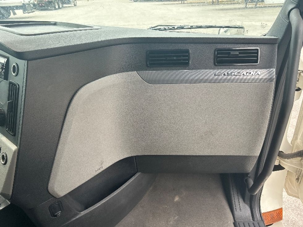 Sleeper Tractor-Heavy Duty Tractors-Freightliner-2021-T12664ST-Rocky Mount-NC-563,170\n\t\tmiles-$ 59,250 - Image 14